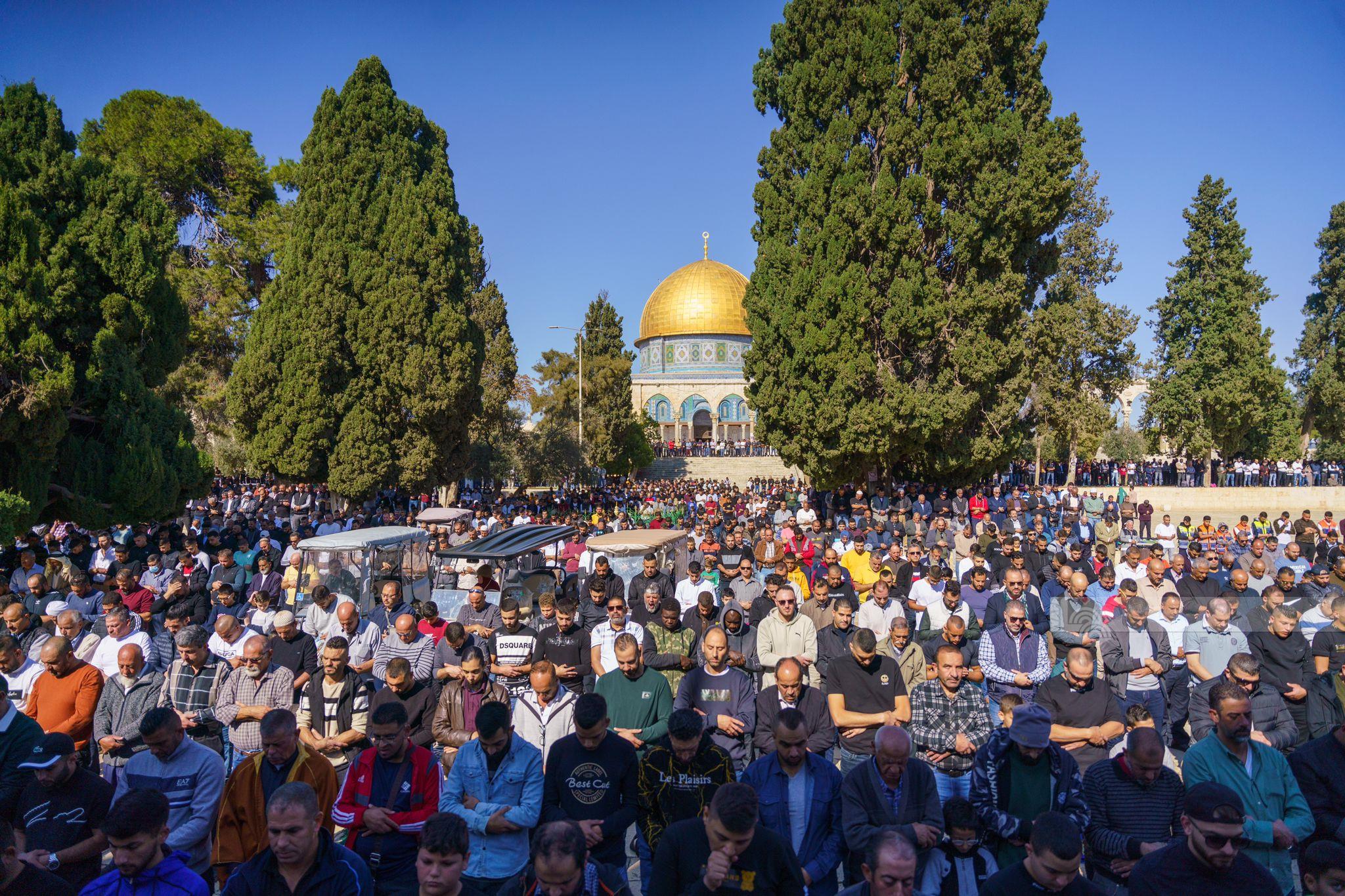 مواطنون يؤدون صلاة الجمعة  في رحاب المسجد الأقصى المبارك (وفا)